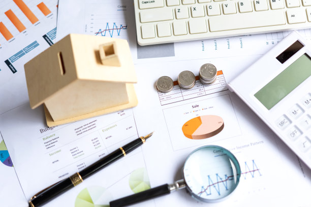 用于退休后和老年人储蓄和投资的钱币不断增长。储蓄用于投资房地产的家。图片下载