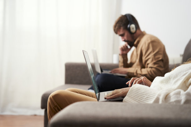 在家工作的夫妇图片下载