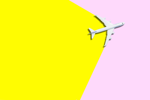 白色飞机，飞机上的彩色背景与复制空间。俯视图，平放。简约风格设计，3d渲染。旅游、度假的概念。图片下载