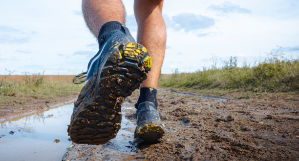 小道跑步鞋图片下载