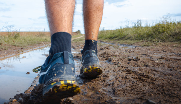小道跑步鞋图片下载