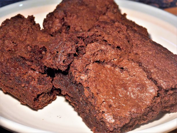 版权免费照片-接近三个巧克力布朗尼-甜的品尝-我的棒极了的早餐是妈妈的布朗尼-最好的食物照片的网站，食物博客，或广告-甜点背景-美味的新鲜烘焙布朗尼-巧克力图片下载