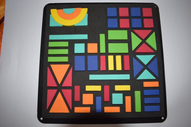 俯视图的多颜色几何形状安排在一个美丽的模式图片下载