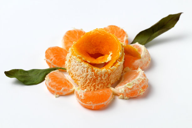 原始的花，由柑橘和柑橘皮片与绿叶。图片下载