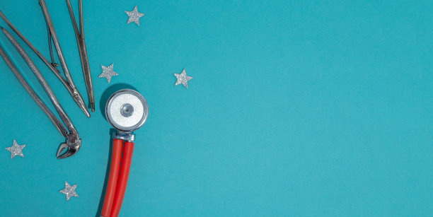 声腔镜，夹钳，镊子，蓝色背景上的银星。祝贺医务工作者新年和圣诞节的横幅。图片下载