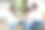 幸福年轻夫妇家庭放松和帮助种植树木在花园公园。图片下载