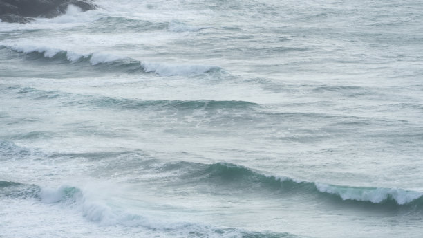 海浪猛烈地向岸边翻滚图片下载