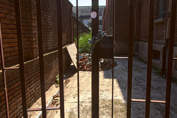 一个被铁链锁住的废弃建筑的后院图片下载