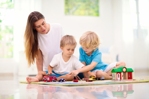 男孩玩玩具车。孩子的玩具。孩子和汽车图片下载