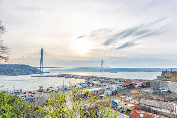 亚武兹苏丹塞利姆大桥（博斯普鲁斯海峡第三大桥）风光：连接伊斯坦布尔的铁路和公路桥梁图片下载