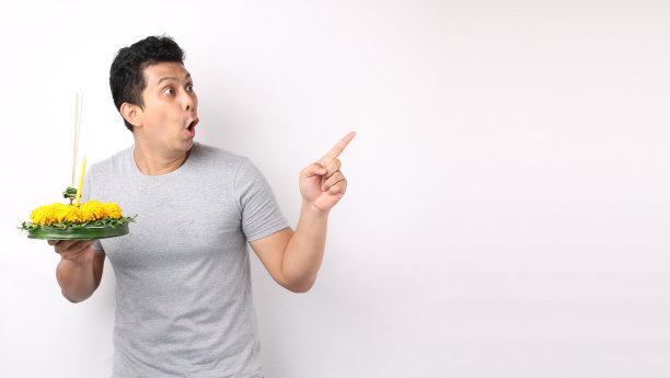 罗克东传统，泰国男子在工作室的白色背景与复制空间。图片下载