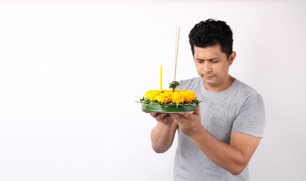 罗克东传统，泰国男子在工作室的白色背景与复制空间。图片下载