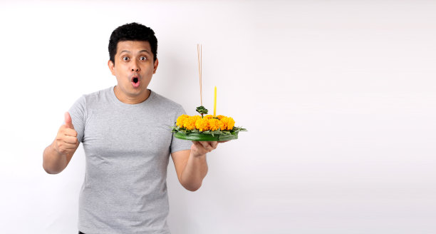 罗克东传统，泰国男子在工作室的白色背景与复制空间。图片下载