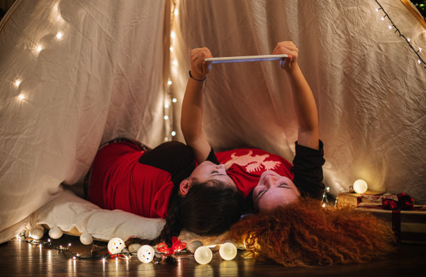 年轻的家庭在家里享受圣诞节假期图片下载