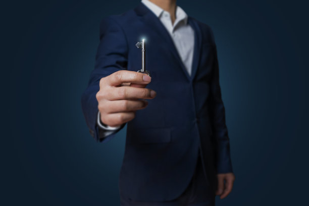 手里拿着钥匙的商人图片下载