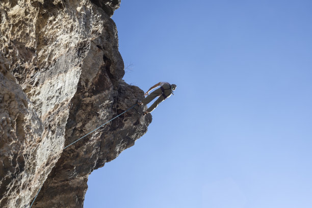 年轻女子从悬崖上滑下来图片下载