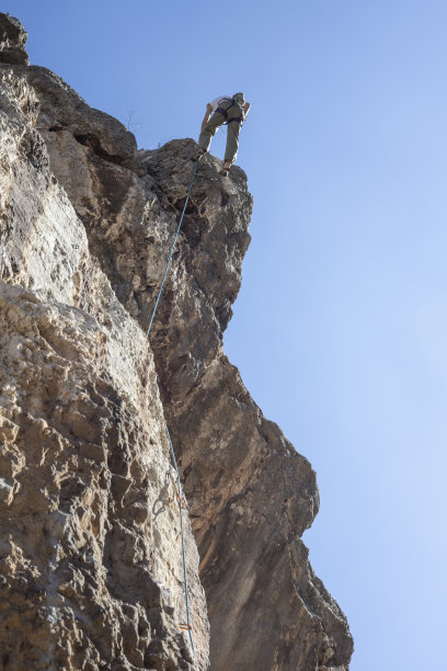 年轻女子从悬崖上滑下来图片下载