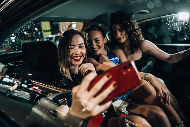 姑娘们在车里玩得很开心图片下载