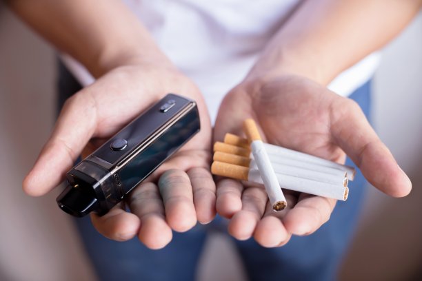 男人拿着香烟，专注的手图片下载