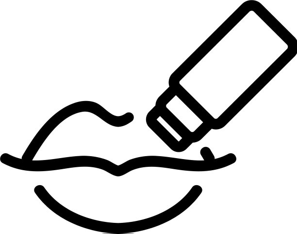 在女性嘴唇上涂抹润肤霜图片下载