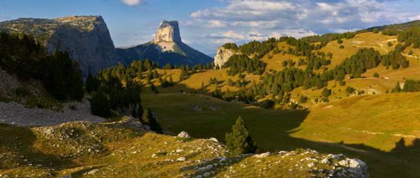 秋天日落时的维可尔高原和埃奎尔山。维科尔地区自然公园，阿尔卑斯山，法国图片下载
