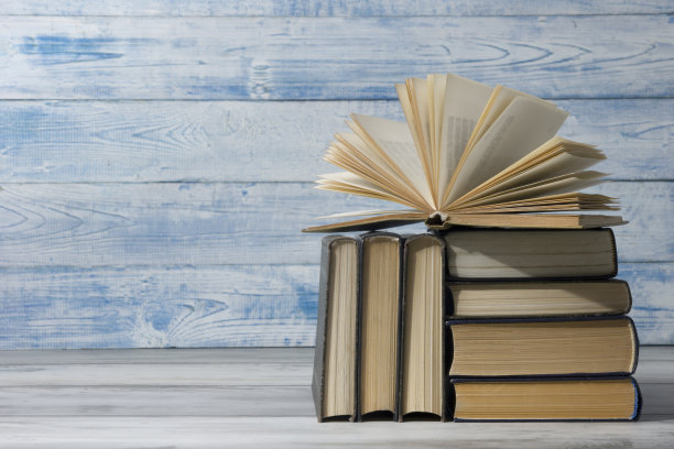 打开书，木桌上的精装书。回到学校。副本的空间。图片下载