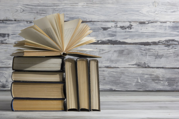 打开书，木桌上的精装书。回到学校。副本的空间。图片下载