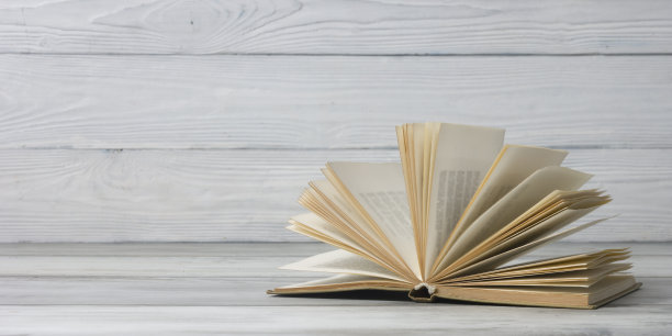 打开书，木桌上的精装书。回到学校。副本的空间。图片下载