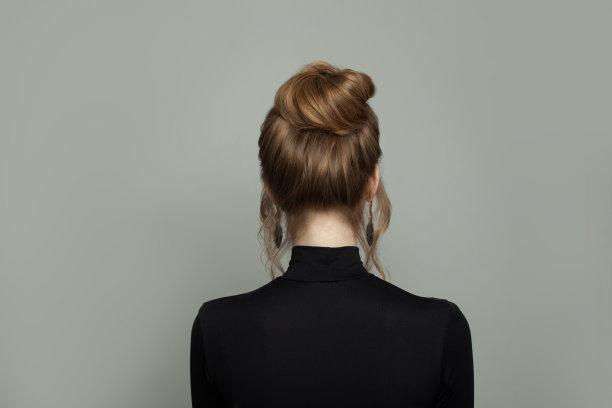 灰色背景上的漂亮女人，肖像图片下载