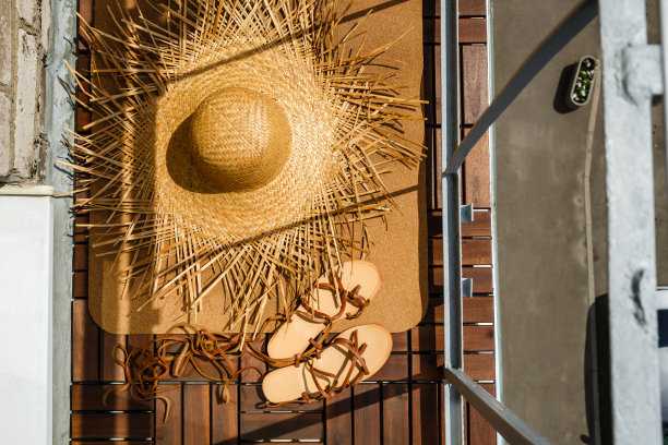 自我隔离和隔离期间在城市公寓阳台上晒太阳图片下载