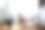 特写女人的手工作在一个智能手机和书写在记事本上与一支笔在办公室。图片下载