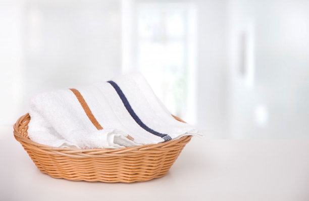 桌上的篮子里有一条长满苔藓的白毛巾图片下载