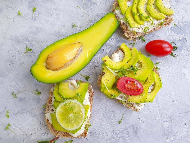 鳄梨三明治，番茄在混凝土背景上图片下载