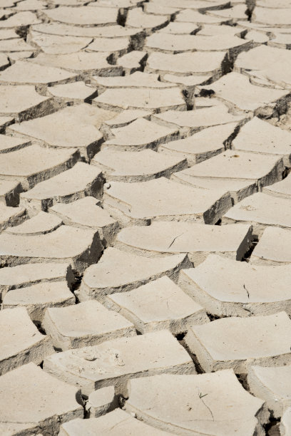 土壤表面开裂为背景。全球气候变暖的概念图片下载