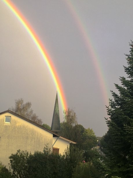 香草味的天空和教堂附近的双彩虹。图片下载