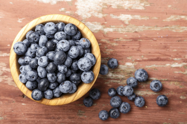 蓝莓是一种有机的抗氧化超级食物，在木碗的概念是健康的饮食和营养。健康饮食和营养的概念。图片下载