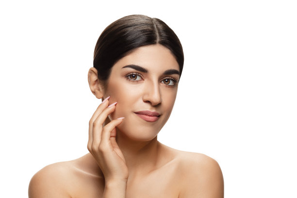 美丽的犹太女人的肖像孤立在白色的工作室背景。美容、时尚、护肤、化妆品概念。图片下载