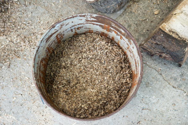 金属桶里有白色的木屑图片下载