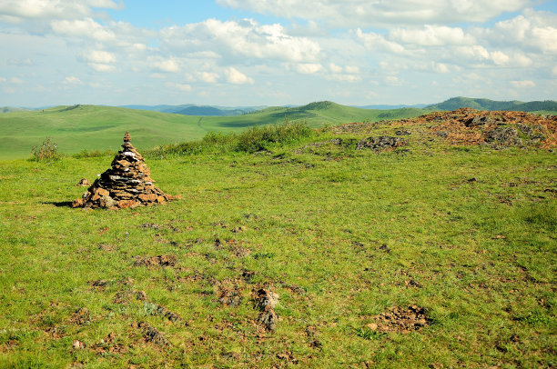 石堆，石堆一种神圣的石堆，建在群山环绕的高山上图片下载