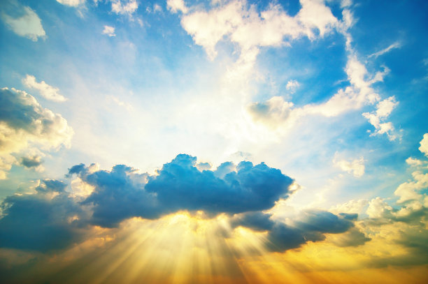 阳光透过云层照耀天空，大自然为背景图片下载