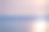 抽象海景与模糊平移运动。日出或日落在海上，美丽的浅蓝色和粉红色图片下载