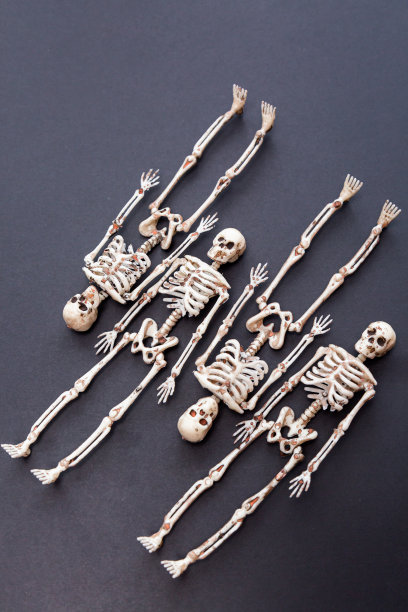 黑色背景上的骷髅。死亡日的概念万圣节的名片。图片下载