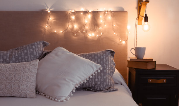 睡觉前喝杯茶，看一本书，放松一下图片下载