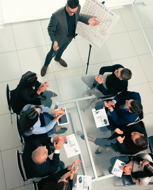 前视图。经理向工作小组解释新战略图片下载