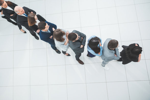 一群不同类型的商人在排队图片下载