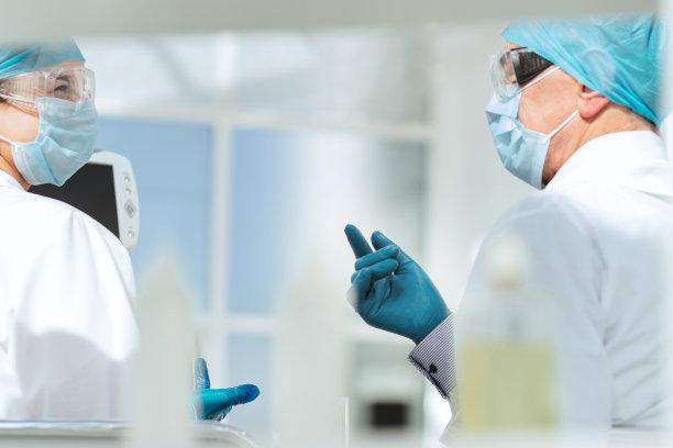 后面的观点。生物学家坐在实验室的桌子旁谈话图片下载