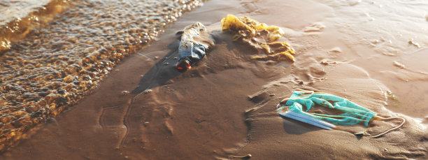 环境污染-海滩海岸的塑料和医疗垃圾。本空间图片下载