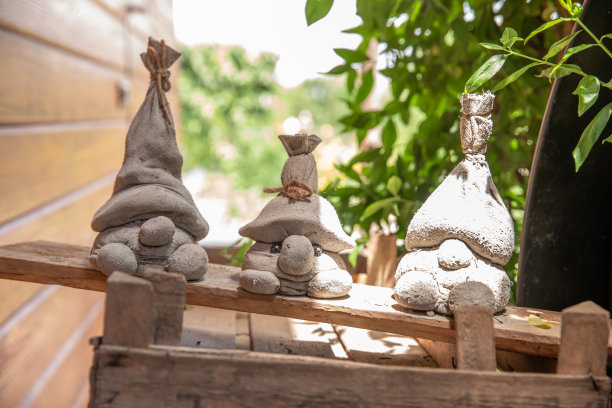 侏儒用他自己的双手。矮人和泥制的花园人物。图片下载