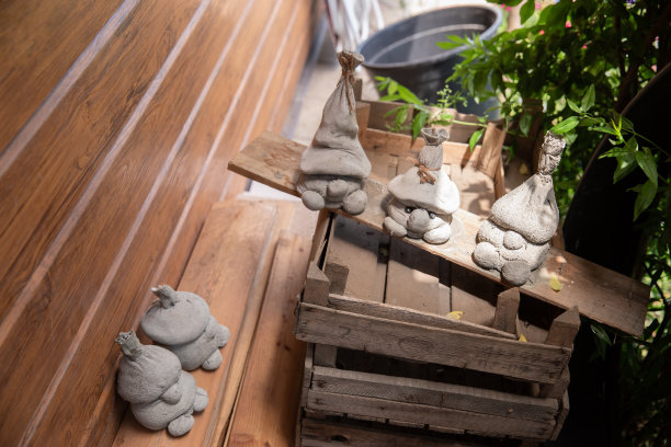 侏儒用他自己的双手。矮人和泥制的花园人物。图片下载