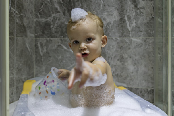 宝宝在浴缸里玩，手指对着镜头图片下载
